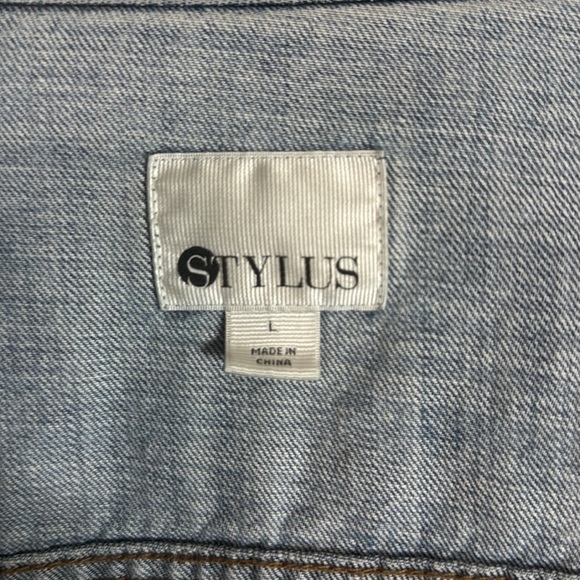 STYLUS Denim Jacket with Natural Fit Front Pockets and Chest Pockets - Size L - Picture 3 of 4